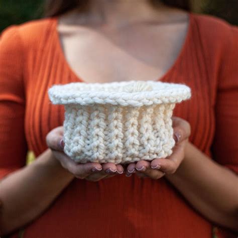 Anyone who's used a knitting loom knows that they are great for making hats and scarves, but there's a lot more to them than that. Loom Knit Basket (Free Pattern) | Knit basket, Loom ...