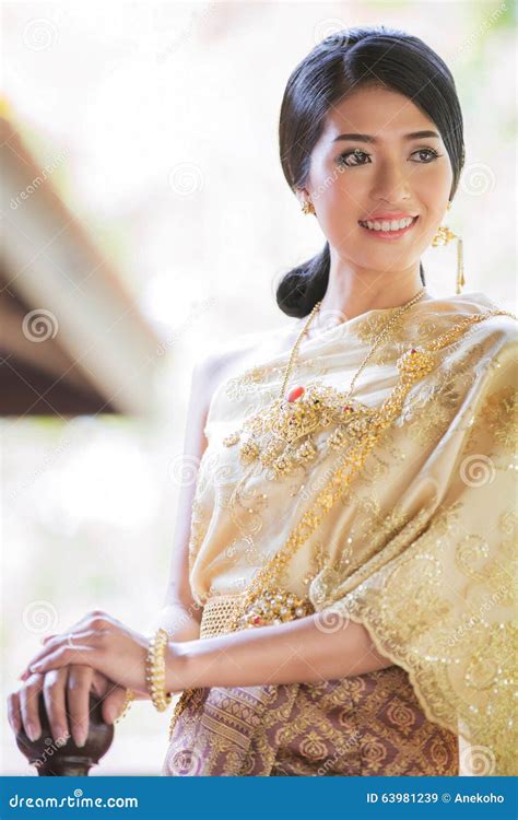 Thaise Vrouw In Traditioneel Kostuum Van Thailand Stock Afbeelding Image Of Schoonheid
