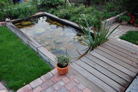 Um das wasser zu reinigen, wird es nicht direkt vom teich in den bachlauf gepumpt, sondern eine weitere. Teich anlegen Gartenteich anlegen Bachlauf im Garten ...