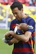 Sergio Busquets con su hijo Enzo en brazos en el Camp Nou - Foto en ...