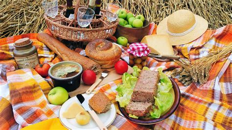 These Food And Drink Pairings Will Make Any Picnic A