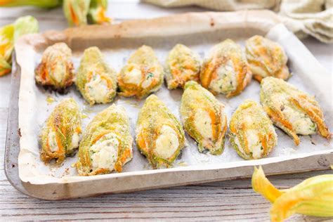 Per 4 persone 14 fiori di zucca 250 g scamorza 150 g di prosciutto cotto olio q.b.pane grattato q.b.parmigiano q.b.sale procedimentolaviamo e eliminiamo il. Fiori di zucca al forno, ricetta light e semplice con la ...