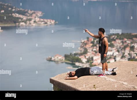 touristen nehmen selfies und fotos von jeder anderen von den zinnen der burg und festung über