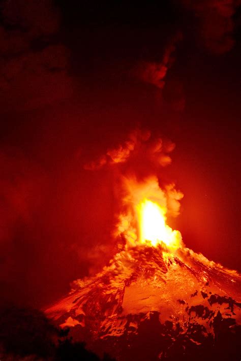 Chiles Villarica Volcano Erupts These Images Show The Raw Power Of