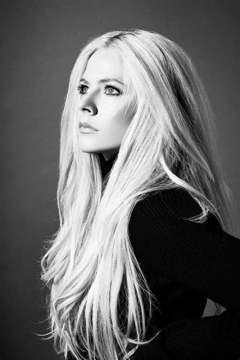 Download Singer Avril Lavigne Wallpaper