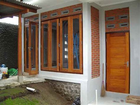 Rumah tropis ini menggunakan kusen kayu supaya terlihat alami. 80 Model Jendela Rumah Terbaru dan Terlengkap ~ Desain ...