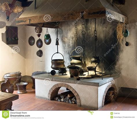 Cocinas económicas de hierro fundido o de placas de acero con rendimientos mejorados. Cocina antigua imagen de archivo. Imagen de horno ...