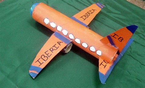 Te presentamos 13 maneras diferentes de hacer un avión de papel comenzando por el récord mundial video ¿cómo hacer el avión de papel que tiene el récord mundial? Como hacer un avion con material reciclado - Imagui