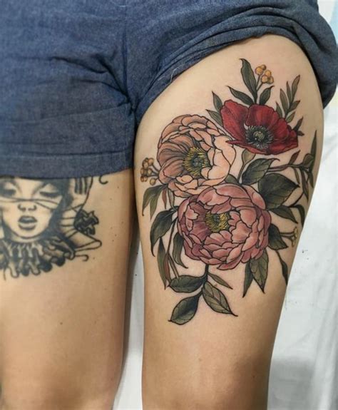 C'est un beau coquelicot rouge tatoué sur l'intérieur du poignet d'une longueur de 15 cm. Bouquet De Fleurs Tatouage