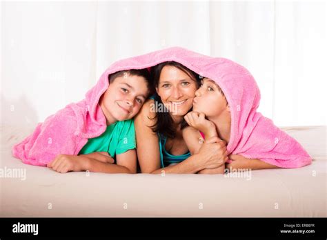 La Madre Y Sus Hijos Son Acostado En La Cama Y Sonriente Fotografía De Stock Alamy