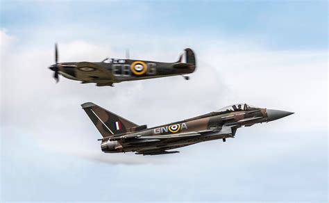 Typhoon E Spitfire Nas Comemorações Dos 75 Anos Da Batalha Da
