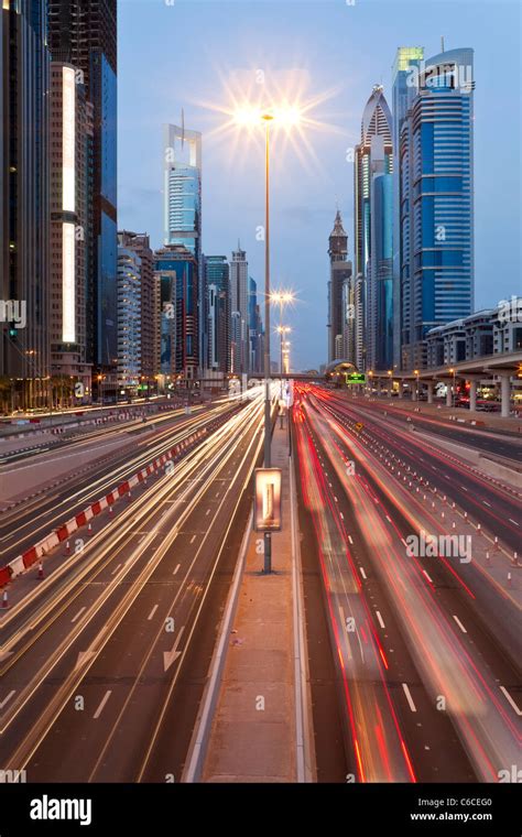 Los Emiratos Árabes Unidos Dubai Sheikh Zayed Rd Tráfico Y Nuevos