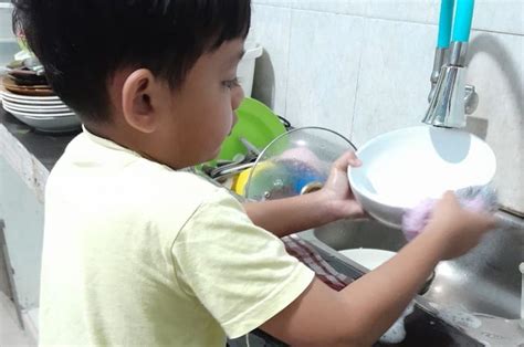 5 Cara Berperan Sama Mengajarkan Anak Mencuci Piring Sendiri Nakita