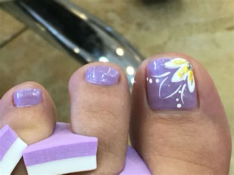 Lavender Purple Toes With White And Yellow Flower Accent Unhas