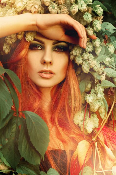 红发美女图片 植物围绕的性感红发美女素材 高清图片 摄影照片 寻图免费打包下载