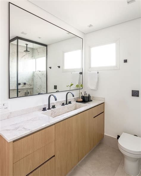 Banheiro Branco Com Banheira M Rmore Madeira Cimento E Metais Pretos
