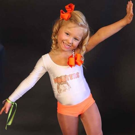 Mom Defends Dressing 4 Year Old As Hooters Waitress