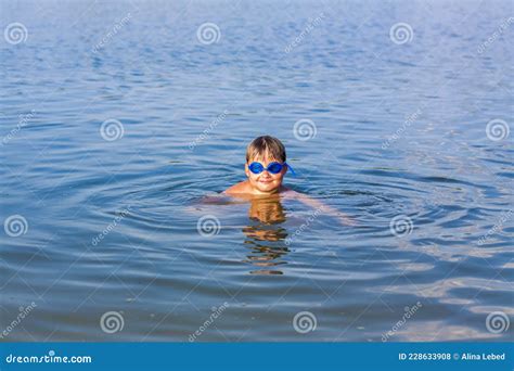 Un Niño Feliz Está Nadando En El Río En Un Día De Verano Muy Caluroso Nadar En Reservorios Una