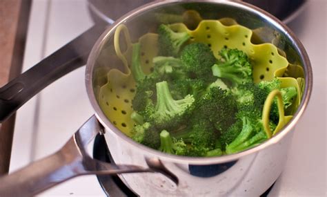 La cocina al vapor es muy recomendada porque es un método de cocción saludable y se puede aplicar a cantidad de alimentos que deben formar parte de nuestra dieta diaria, verduras y hortalizas. Cocinar los vegetales al vapor sin vaporera | Industrias ...