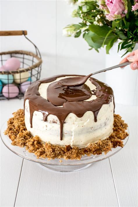 50 g kuvertüre grob hacken und in einer schüssel über dem heißen wasserbad langsam schmelzen. Oster-Torte: Karottentorte mit Frischkäse-Frosting und ...