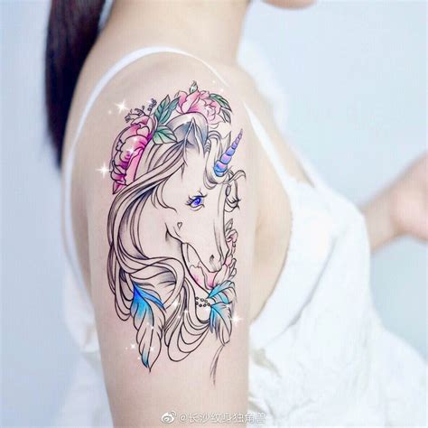 Tout un décor magnifique avec des licornes. Épinglé sur Tatouage Licorne