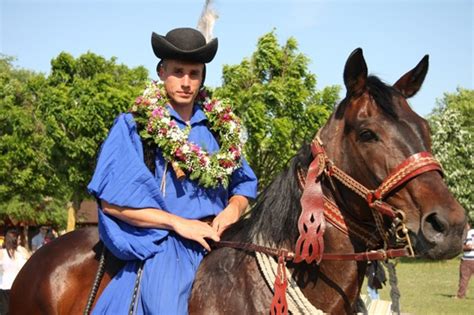 A szokás hasonló a pünkösdi királynéjáráshoz, de ez elsősorban. Ló nélkül nincs pünkösdi király - LOVASOK.HU