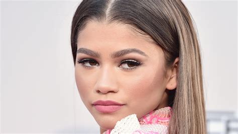 Zendaya Covergirl S Newest Face Celebrates Diversity And Expansion Of Beauty Today Com