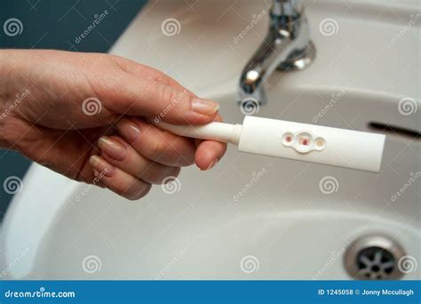 De Test Van De Zwangerschap Door Gootsteen Positief Stock Foto Image