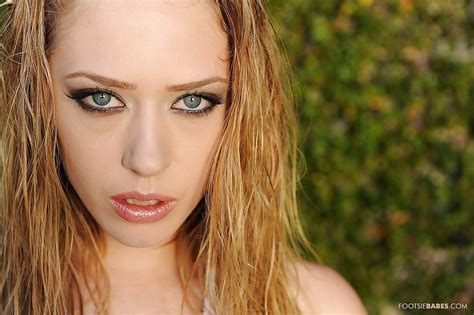 Kagney Linn Karter Scrolller