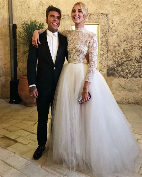 Hochzeitstrends 2019 verlobungsring für den mann und anzug. Chiara Ferragni and Fedez wedding in Noto Sicily wearing a ...