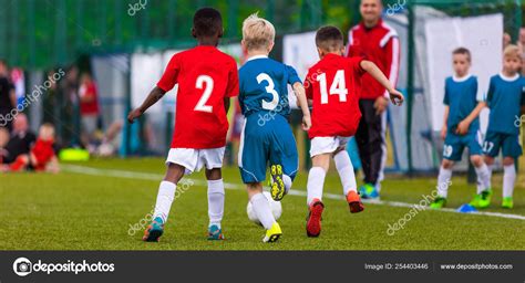 Multi étnicos Niños Jugando Fútbol Juego Fotografía De Stock © Matimix