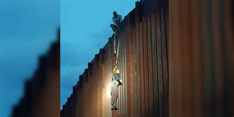 Abandonan A Una Mujer Colgando Del Muro Fronterizo Entre México Y Eeuu