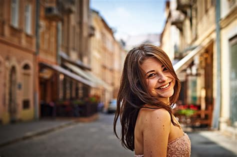 Dana Kareglazaya 1080p Model Smiling Women Outdoors Hd Wallpaper
