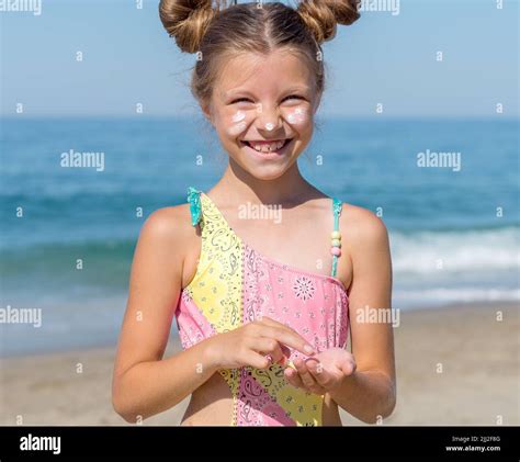 Ein Junges M Dchen Tr Gt Am Strand Sonnencreme Auf Ihren K Rper Auf Hautpflege Im Urlaub