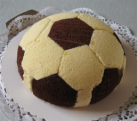 Schoki im wasserbad schmelzen und den kalten kuchen damit überziehen. Kate, Küche und mehr...: Caipirinha-Fussball-Torte