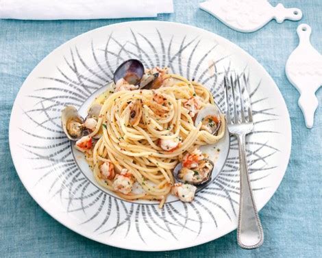 By the bon appétit test kitchen. Spaghetti con vongole e code di gambero | Ricetta e Cucina