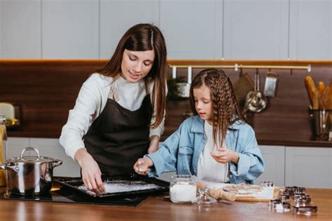 Hermosa Madre E Hija Cocinando Juntas Foto Gratis