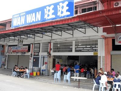 See 764 photos from 3948 visitors about tom yum soup, breakfast food, and fish. ブンドゥサンエリアの食堂（Kedai Kopi Wan Wan）