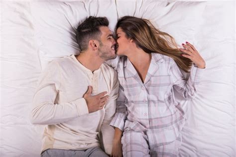 Mężczyzna Całowanie Kobieta Z Różą W łóżku Darmowe Zdjęcie