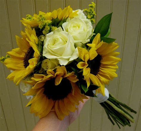 Fake sunflower bouquets are easily available in the market and they are easier to work with. Goegebeur's blog: Wedding bouquet Sunflowers