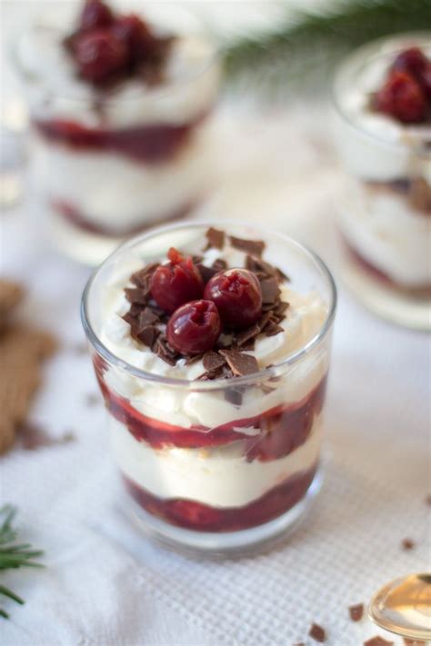 Weihnachtliches Schwarzwälder Kirschdessert im Glas | Rezept | Kirsch dessert, Einfacher ...