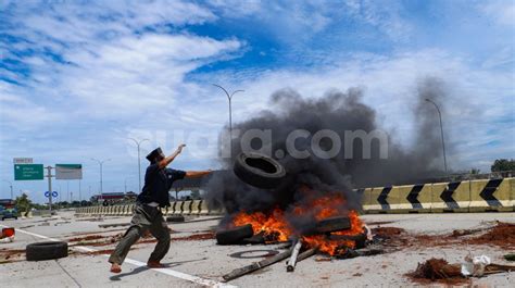 Aksi Bakar Ban Dan Tutup Jalan Tol Jatikarya