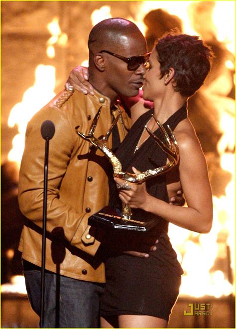 Halle Berry Jamie Foxx Kissing Commotion Photo 1957121 Halle