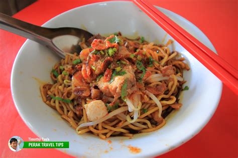 Curry mee or curry noodles is a common dish found throughout malaysia but here in penang, we make it differently. Pantai Remis Curry Mee Stall