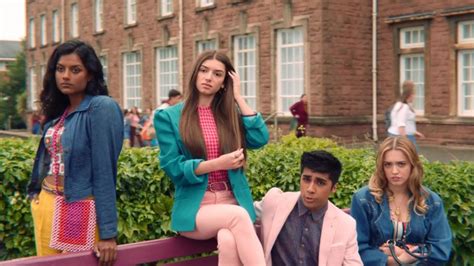 blazer turquesa de ruby mimi keene visto en sex education s01e01 spotern