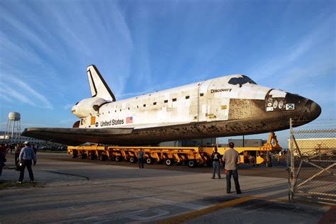 Collectspace News Space Shuttle Discovery Departs Hangar For Final