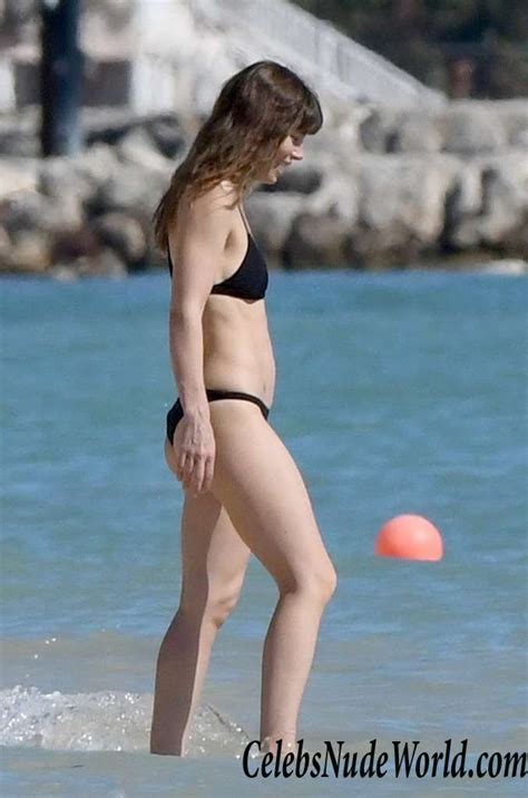 Jessica Biel Wearing A Bikini At A Caribbean Beach Photo