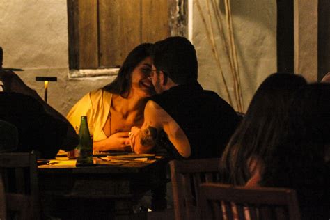 Camila Queiroz e Klebber Toledo curtem jantar romântico na Bahia Notícias Quem