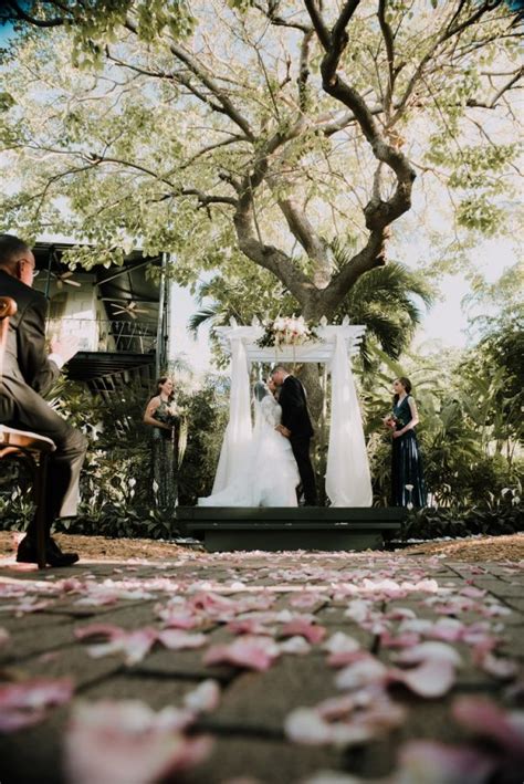 An Old Hollywood Destination Wedding At Hemingway House In Key West Destination Wedding Details