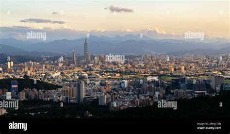Gentle Sunset Over The City Skyline Taipei Taiwan Stock Photo Alamy